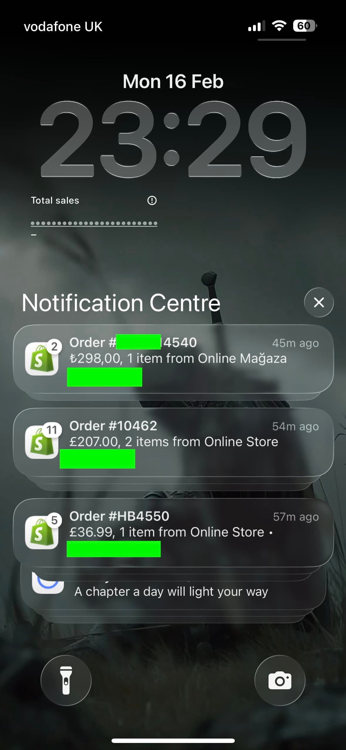 Telefon kilit ekranı: aynı saat içinde üç ayrı Shopify mağazasından gelen 298 TL, 207 sterlin ve 36,99 sterlinlik siparişler.